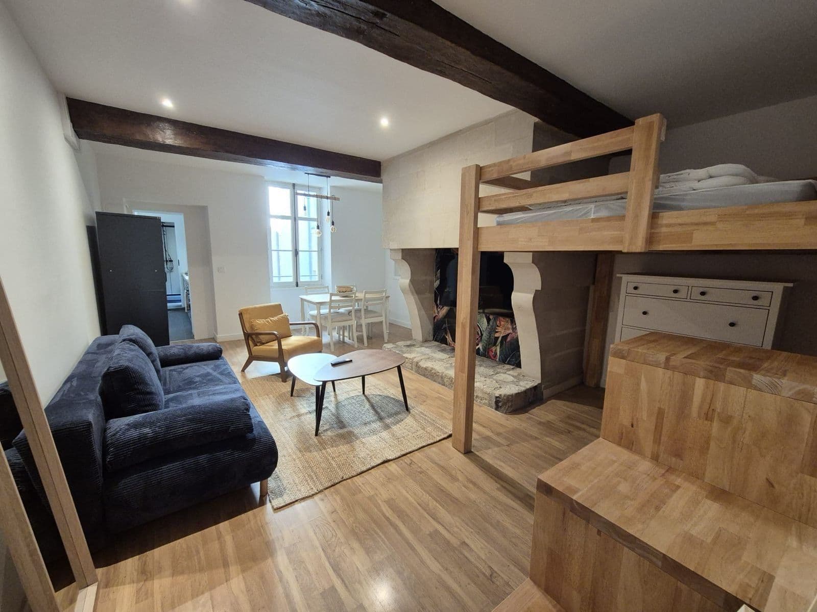 Séjour rénové avec mezzanine en bois
