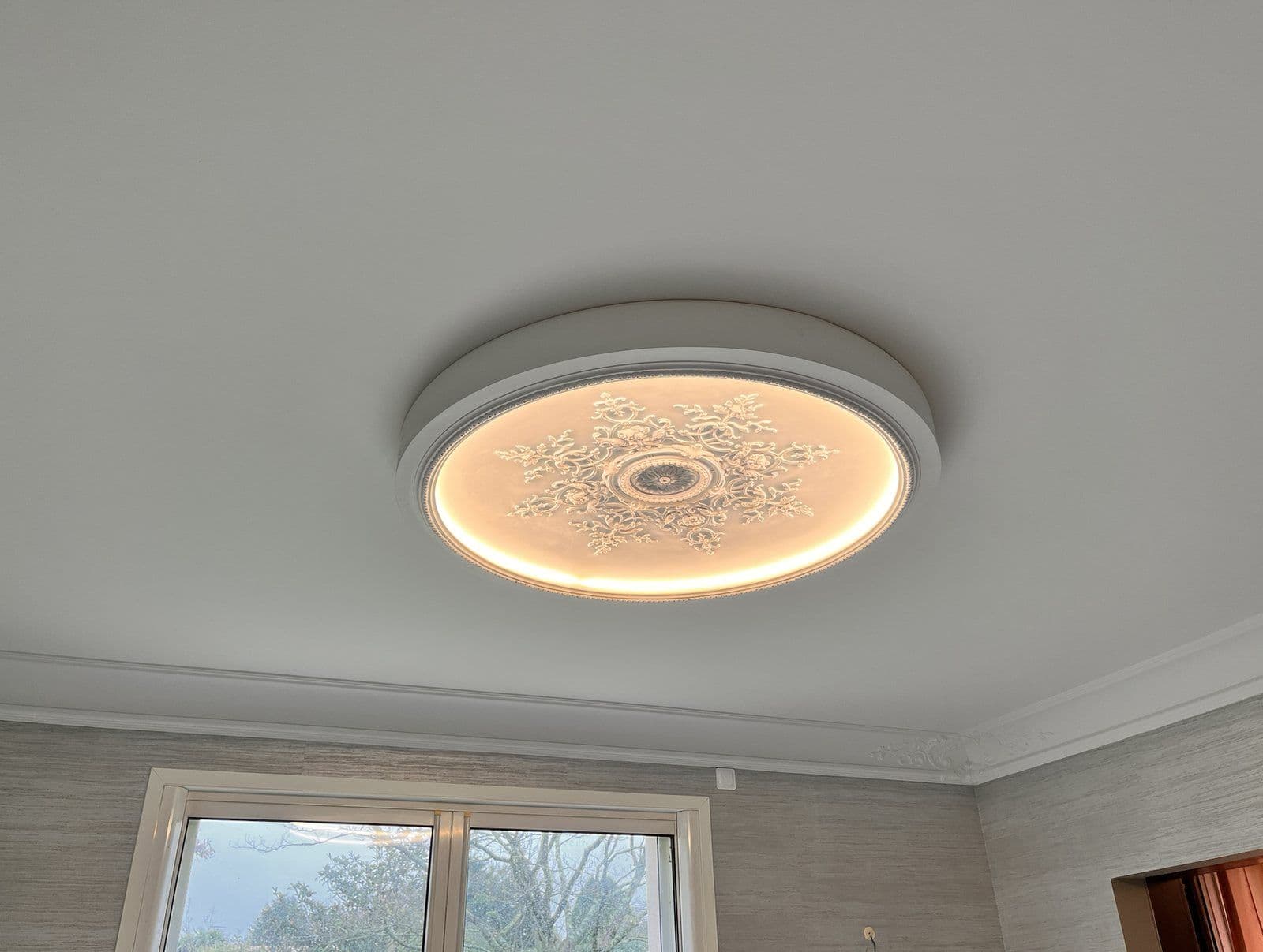 Plafonnier LED rond au plafond d’un séjour