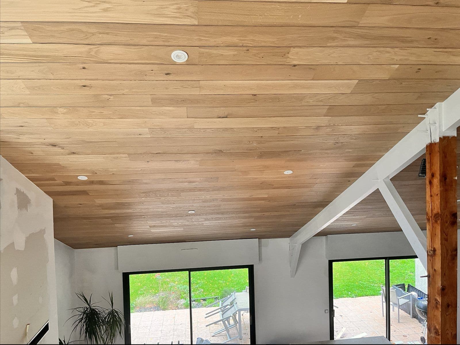 Extension avec plafond en bois et baie vitrée