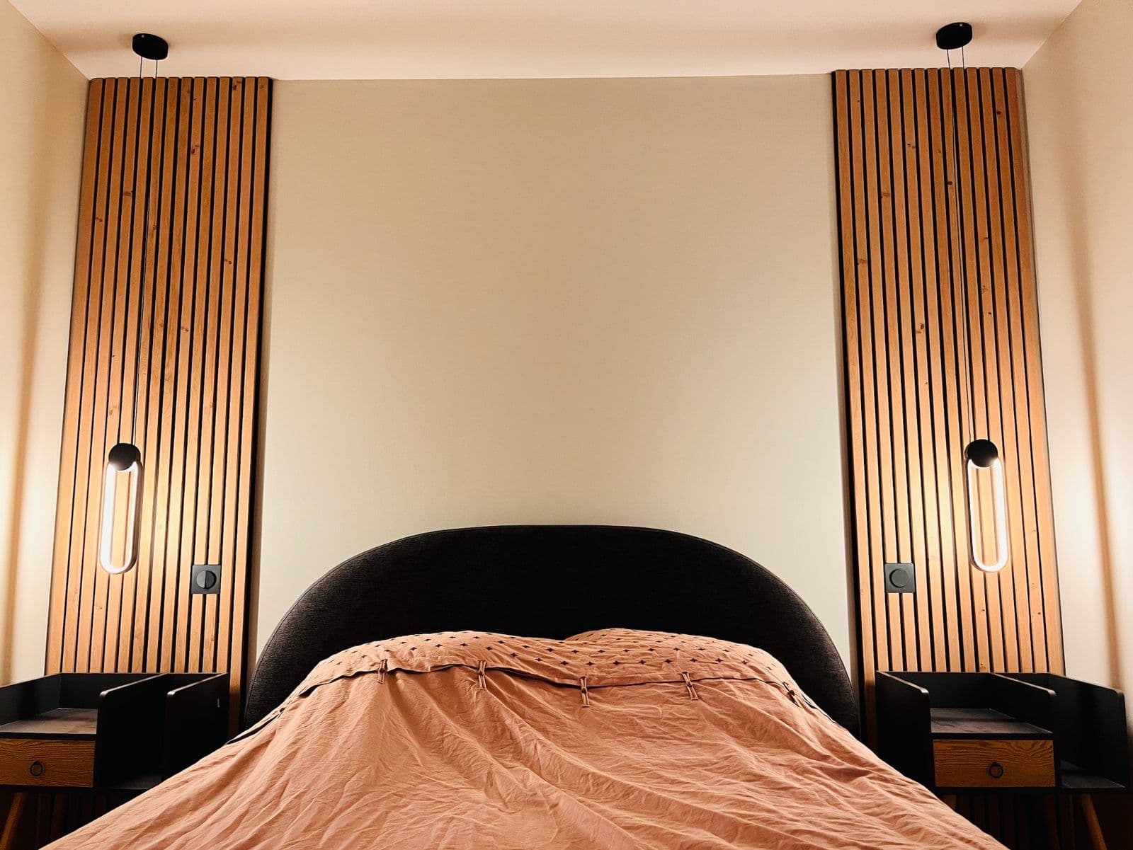 Chambre avec tête de lit en tasseaux et appliques murales
