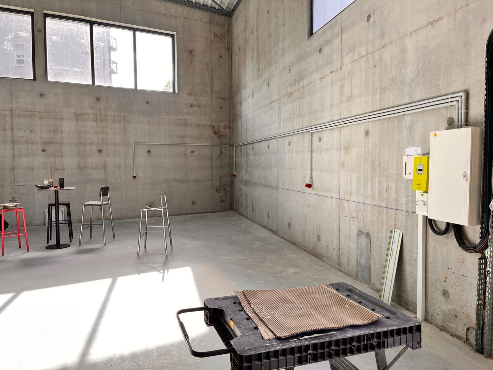 Grand plateau en béton brut avec tableau électrique