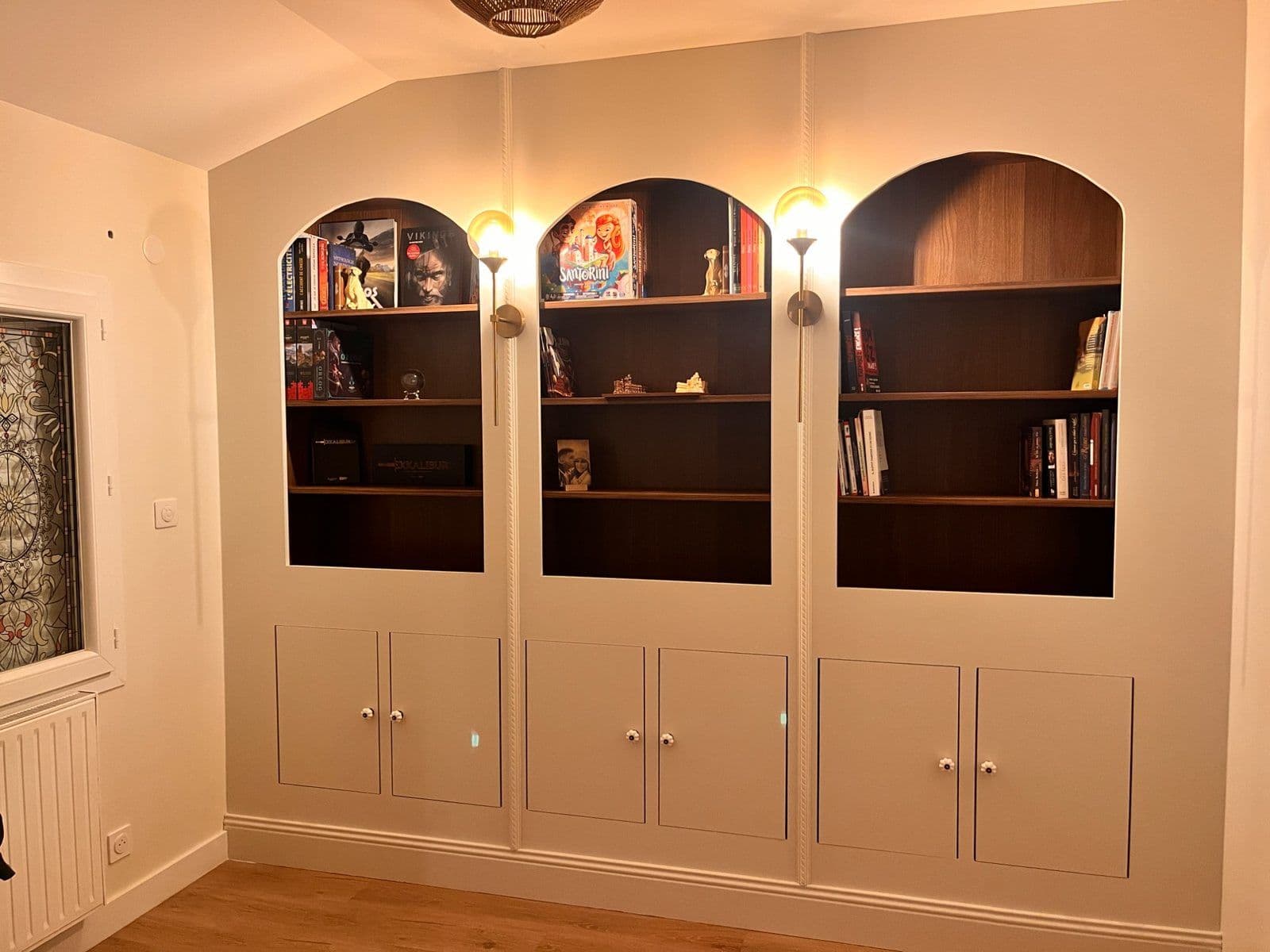 Bibliothèque sur mesure avec niches en arche éclairées