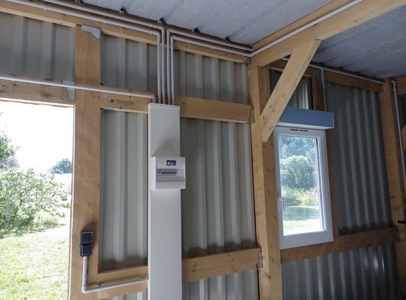 Structure en bois avec bardage métallique et boîtiers électriques