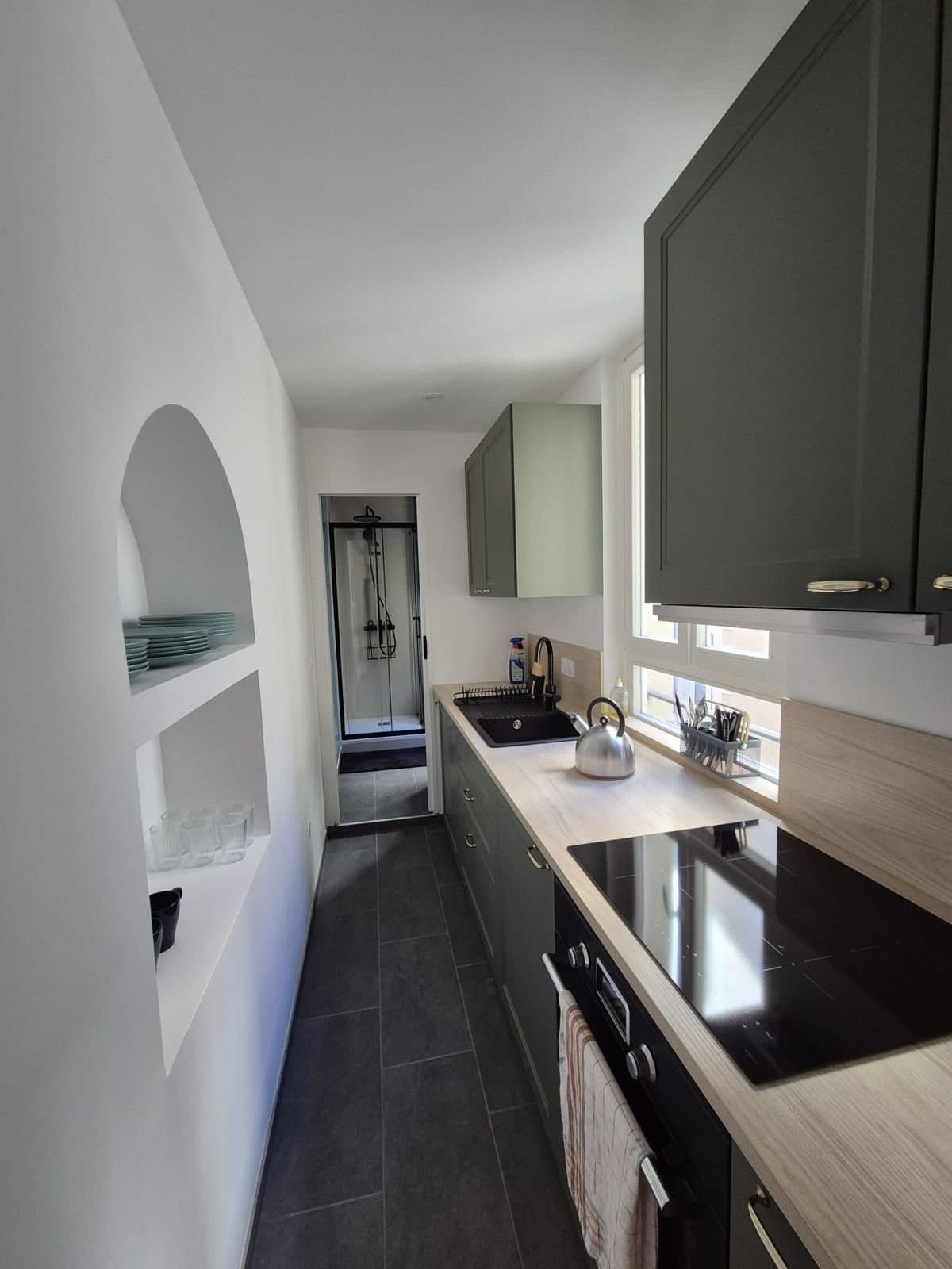 Cuisine en longueur avec arches et plan de travail