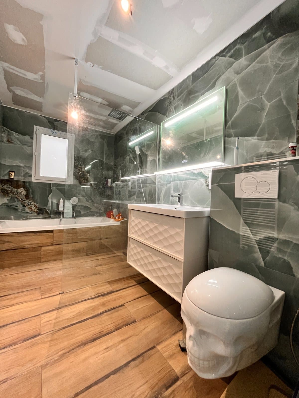 Salle de bain moderne avec douche à l’italienne