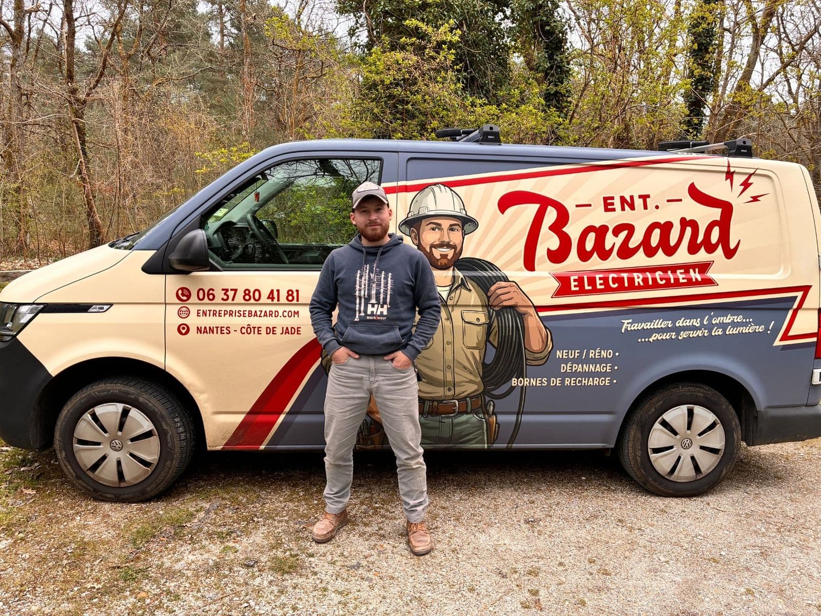 Jean-Charles devant son camion Entreprise Bazard
