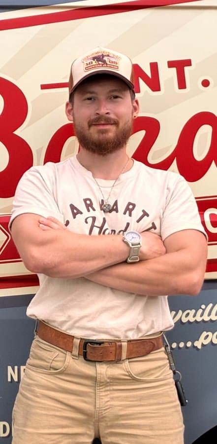 Jean-Charles, électricien, devant son camion